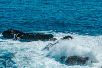 Obraz premium Waves Crashing Against Basalt Rocks. Kahekili Hwy, Wailuku, Maui Hawaii. Olivine Pools trail. reef