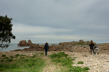 Personne qui regarde la mer en Bretagne