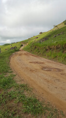 Estrada rural pela lateral da montanha.