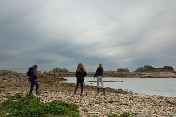 Jeunes femme en bord de mer en Bretagne - France