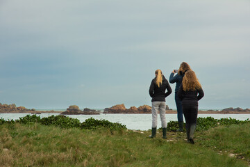 Jeunes femme en bord de mer en Bretagne - France