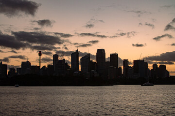 Fototapeta premium Silhouette of sydney at sunset.