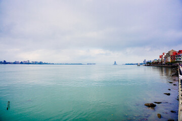Obraz premium Taipei, Taiwan, Republic of China, 01 22 2024: Clean Tamsui river in a raining day in winter 