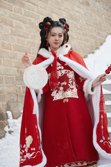 Obraz premium An Asian girl outdoors wearing ancient clothing during the Chinese Spring Festival