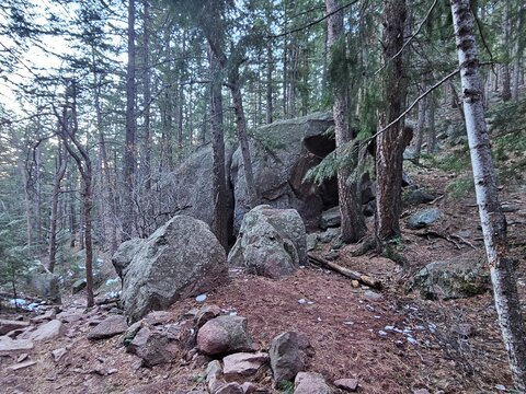 beauty rocks in the woods, hermosas rocas en las monta&ntilde;as 