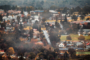 The scenery of a village in Mount Gibraltar in regional New South Wales in the morning mist in the autumn - obrazy, fototapety, plakaty