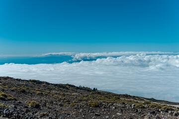 Temperature inversion in Haleakala, Maui Hawaii forms clouds at a low level beneath clear skies. Haleakalā National Park. Sea of clouds。Stratocumulus cloud