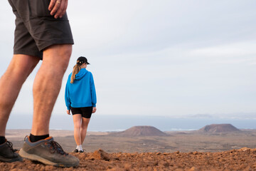 Pareja haciendo actividades al aire libre, caminando cerca del volcán Fuerteventura, Islas Canarias