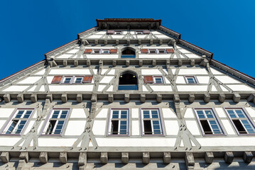 Fassade der Stadtbibliothek in Schwäbisch Gmünd, einem "alemannischen Fachwerkbau" mit dem sogenannten "Schwäbischen Mann" einer speziellen Fachwerkbauweise
