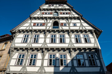 Fassade der Stadtbibliothek in Schwäbisch Gmünd, einem "alemannischen Fachwerkbau" mit dem sogenannten "Schwäbischen Mann" einer speziellen Fachwerkbauweise