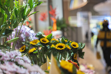 Flower shop, lifestyle, selling flowers, buying flowers, small roses, sunflowers, colorful, fragrance, French life, petty bourgeoisie life,