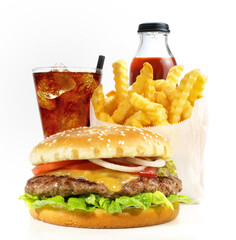 Cheeseburger mit Pommes Frites, Ketchup und Cola - 748543122