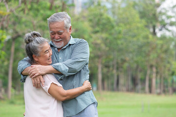 Fototapeta premium senior couple in love, embracing and hugging each other in the park