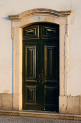 Puerta en el casco antiguo de Faro, Algarve, Portugal