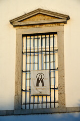 Obraz premium Ventana a la luz del sol de la tarde en Faro, Algarve, Portugal