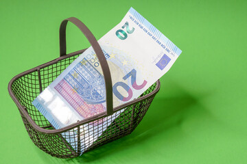 Sparbüchse, Euro Geldschein im Einkaufskorb - 748561579