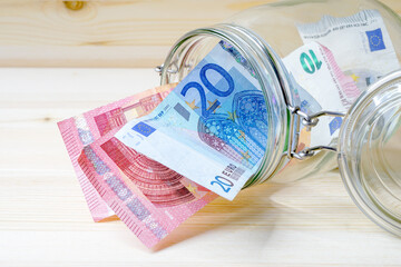 Sparbüchse, Euro Geldschein im Glas