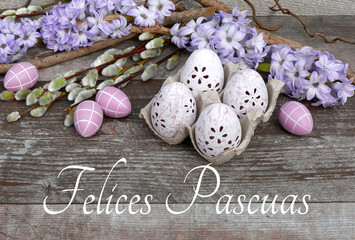 Tarjeta de Pascua Felices Pascuas. Un ramo de flores y huevos de Pascua sobre un fondo de madera.