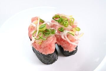 ねぎとろ軍艦巻き2貫白バック © IukoSamichi