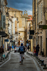 Rue commerçante dans le centre-ville d'Avignon
