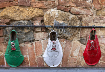  Decoration of a shoe store in a retro atmosphere and national colors of Italy in Monteriggioni. Tuscany.