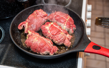 Rinderouladen in einer Pfanne anbraten