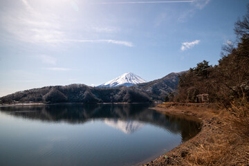 湖面に映える富士山と河口湖