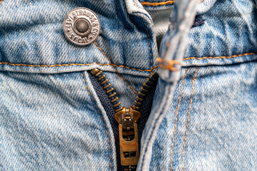 Detailaufnahme eines Jeansreißverschlusses