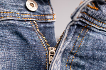 Detailaufnahme eines Jeansreißverschlusses