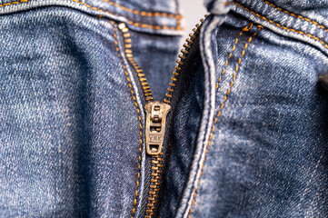 Detailaufnahme eines Jeansreißverschlusses