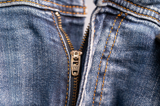 Detailaufnahme eines Jeansrei&szlig;verschlusses