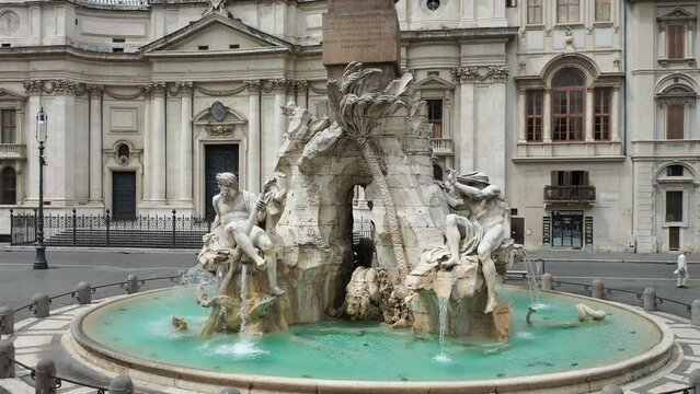La fontana di Piazza Navona a Roma, Italia.
Primo piano della fontana dei quattro fiumi, luogo pi&ugrave; visitato dai turisti in viaggio a Roma.