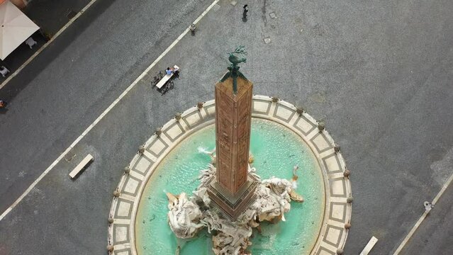 La fontana di Piazza Navona a Roma, Italia.
Primo piano della fontana dei quattro fiumi, luogo pi&ugrave; visitato dai turisti in viaggio a Roma.
