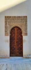 Puerta antigua de palacio con estilo arabe