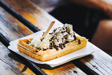 Délicieuse gaufre au chocolat et la chantilly fait-maison