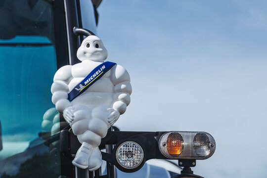 Valence, France - Septembre 22 2023 - Personnage bonhomme Michelin assis Enseigne de la marque de fabrication de pneus fran&ccedil;aise
