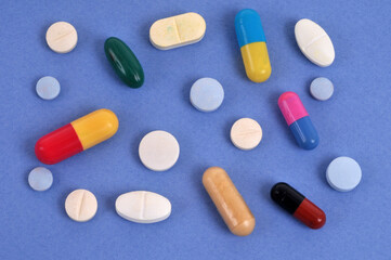 Assortiment de médicaments en gros plan sur fond bleu