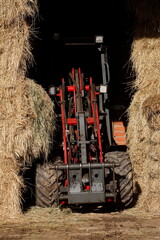Strohballen mit einem Traktor, Niedersachsen, Deutschland