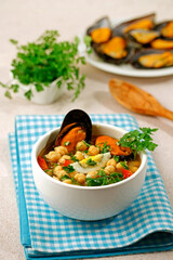 Chickpeas with mussels.