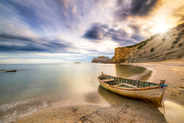 Boot im Sonnenuntergang am Strand