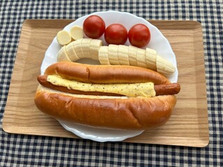 ソーセージパンとバナナとトマト