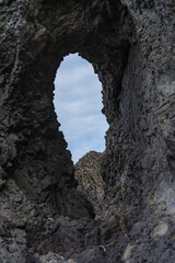 日本　青森県西津軽郡深浦町の仙北岩トンネル近くの海岸にある岩の空洞