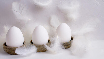 Święta wielkanocne, białe jajka i piórka - obrazy, fototapety, plakaty