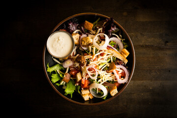 Salad with onions and croutons