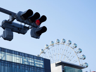 名古屋の街の信号機と繁華街の観覧車の風景