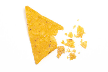 Naklejka premium Crashed of crispy corn tortilla nachos chips with crumble isolated on white background clipping path