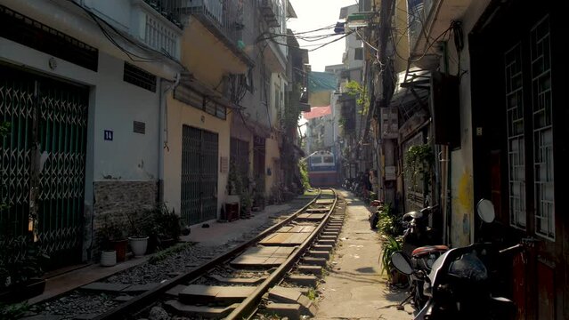 Train street in Hano&iuml;, Vietnam