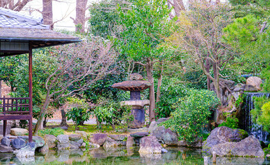 京都、渉成園の檜垣の灯篭