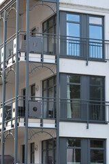 Fototapeta premium Moderne Bäderarchitektur, Gebäude an der Ostseeküste