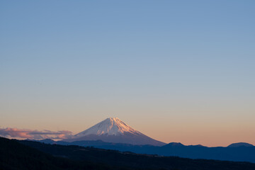富士山と美しい夕暮れの空、山梨県北杜市から見た富士山、2024年1月23日撮影